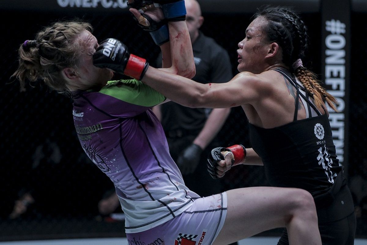 Petarung wanita ONE Championship, Tiffany Teo (kanan), akan tampil pada ajang ONE: Kings Of Courage di Jakarta Convention Center (JCC), 20 Januari 2018.