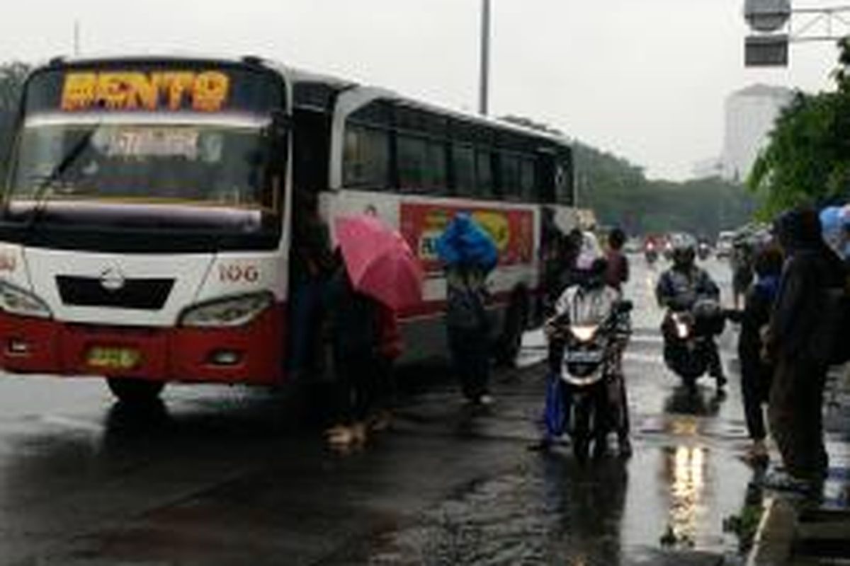 Penumpang berebut angkutan lain setelah mengetahui Halte Transjakarta Harmoni berhenti beroperasi, Senin (9/2/2015).