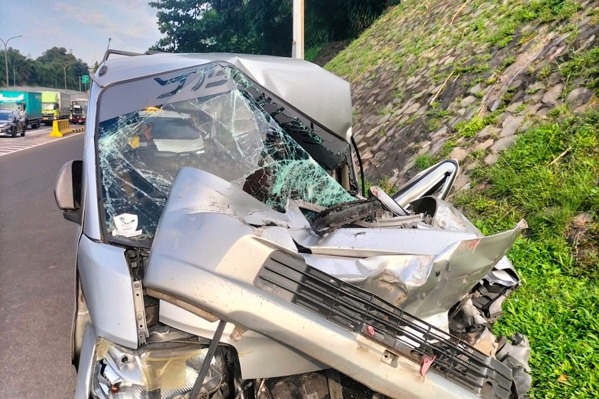 Mobil yang ringsek akibat kecelakaan beruntun di Tol JORR arah Pondok Pinang, Selasa (10/3/2026).