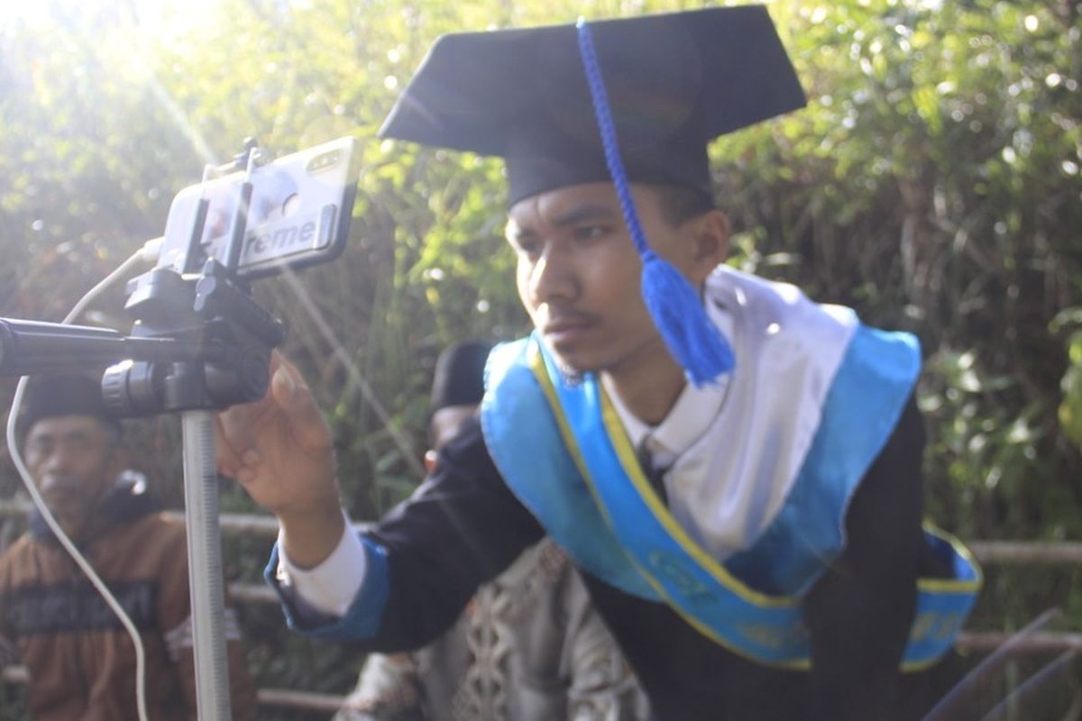 Ahmad Krismon ikuti prosesi wisuda daring dari atas bukit di Sungai Betung, Pasia Laweh, Agam, Kamis (27/8/200)