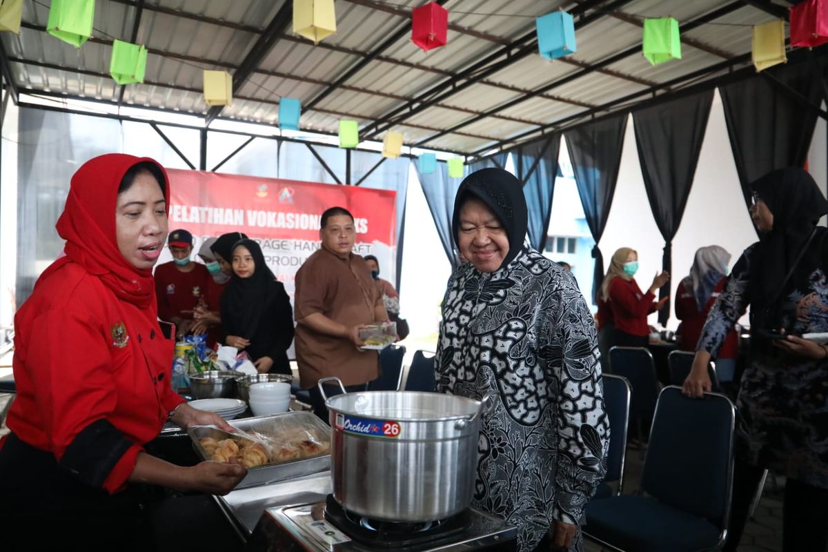 Menteri Sosial (Mensos) Tri Rismaharini menyerahkan berbagai macam bantuan untuk 131 penerima manfaat (PM) dan menggelar berbagai kelas pelatihan untuk meningkatkan keterampilan mereka di Sentra Meohai Kendari, Selasa (2/4/2024). 
