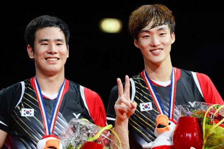 Pasangan ganda putra Korea, Ko Sung-hyun (kiri)/Shin Baek-cheol, berpose di atas podium tertinggi setelah meraih kemenangan atas sesama ganda Korea, Lee Yong-dae/Yoo Yeon-seong, pada final Kejuaraan Dunia 2014 di Ballerup Super Arena, Kopenhagen, Denmark, Minggu (31/8/2014).