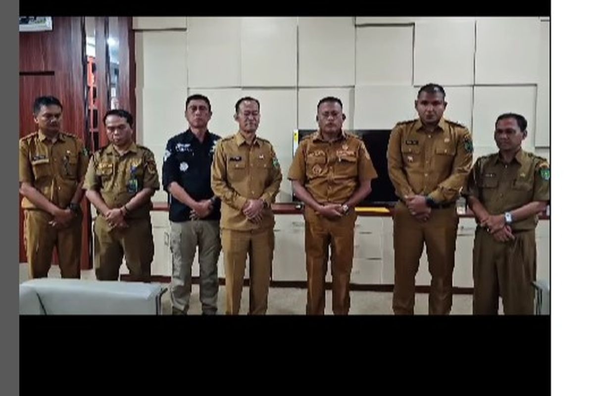 Wali Kota Prabumulih Arlan (ketiga dari kanan) mengklarifikasi terkait pemberitaan yang menyebut mencopot Kepala Sekolah SMPN 1 Prabumulih, Sumatera Selatan, Roni Ardiansyah karena menegur anak Arlan membawa mobil ke sekolah.
