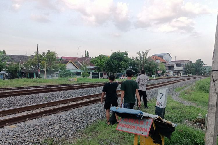 Polisi menunjukkan lokasi wanita tertabrak kereta api 2 Agro Anggrek di Perlintasan Sawo Kecamatan Babat kilometer 160+8/9 petak jalan Babat-Gembong, Lamongan, Jawa Timur, Selasa (12/12/2023).