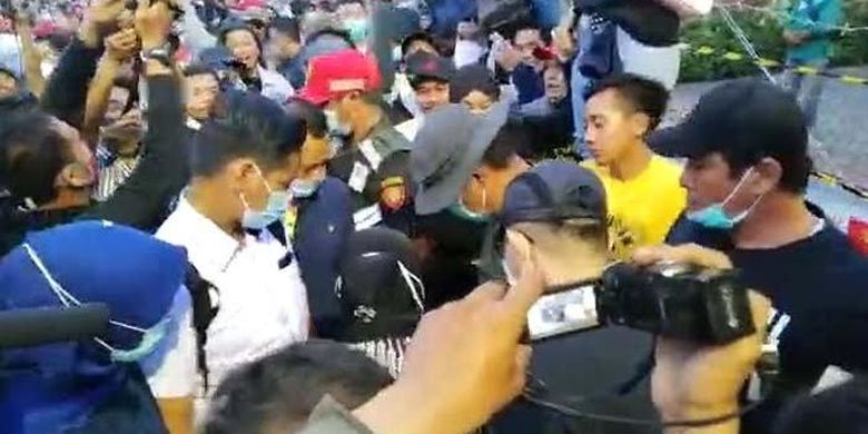 Wali Kota Surabaya Tri Rismaharini tiba-tiba memasuki kerumunan massa lalu memunguti sampah-sampah yang berserakan di tengah kerumunan massa penolak omnibus law di depan Gedung Grahadi, Surabaya, Selasa sore (10/11/2020).