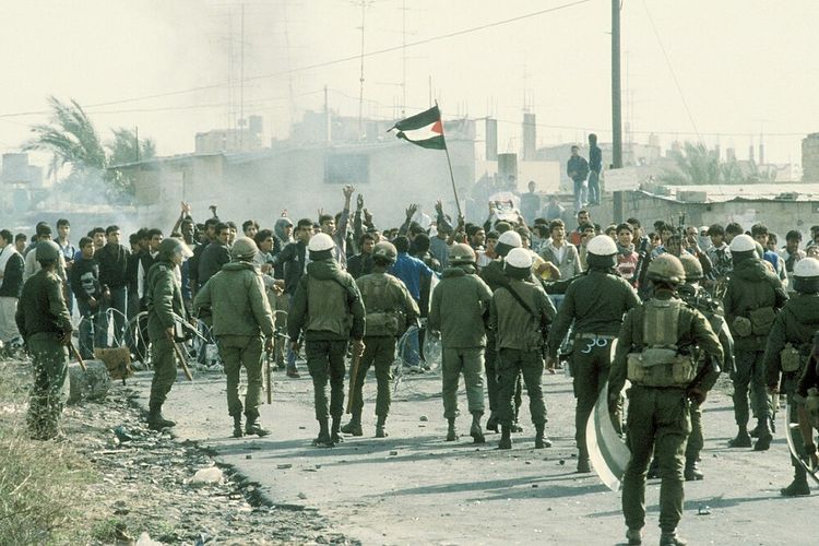 Peristiwa Intifada Pertama di mana rakyat Palestina melakukan perlawanan besar-besaran terhadap Israel.
