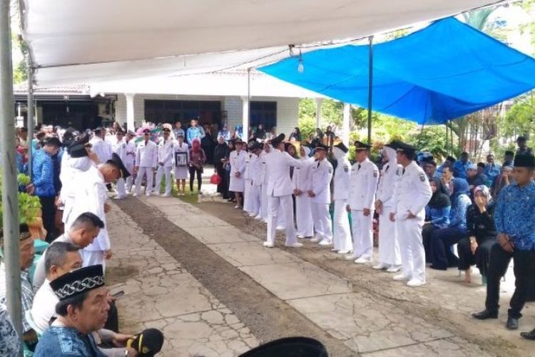 Para pelayat sudah berdatangan ke rumah almarhumah Dhea Rahma Amanda, calon praja IPDN yang meninggal dunia saat Diksar di Akpol, Semarang, Jawa Tengah, Minggu (1/10/2017).