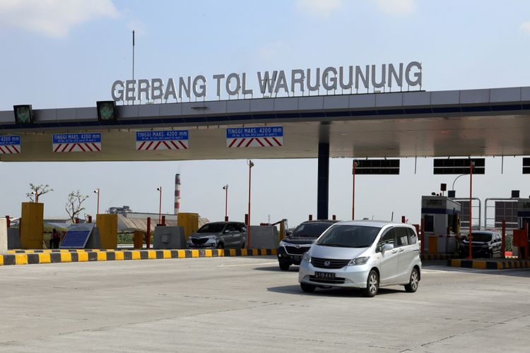 Kendaraan melintas di Gerbang Tol Warugunung, Jawa Timur, Selasa (5/6/2018). Tol Surabaya-Mojokerto termasuk dalam jaringan Tol Trans-Jawa dan sudah dapat dilintasi para pemudik.