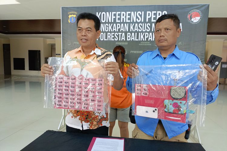 Kasatserse Narkoba Polresta Balikpapan Sujarwo bersama Ipda Sangidun Dahlan memperlihatkan barang bukti narkoba yang disita dari penangkapan S di Sepinggan Selatan, Balikpapan, Kalimantan Timur, Jumat (3/5/2024).