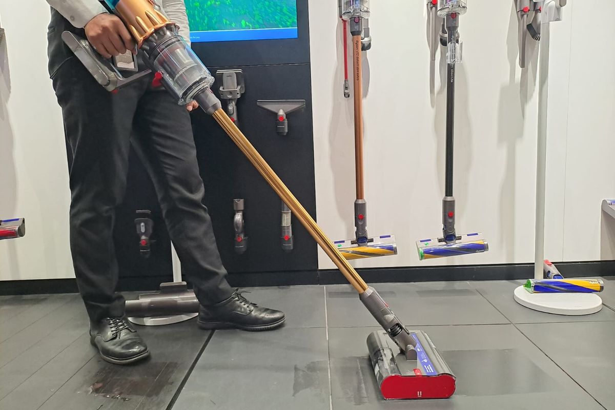 Dyson meluncurkan vacuum cleaner V12s Detect Slim Submarine, penyedot debu nirkabel all in one pertama yang berkemampuan membersihkan kotoran basah dan kering.  