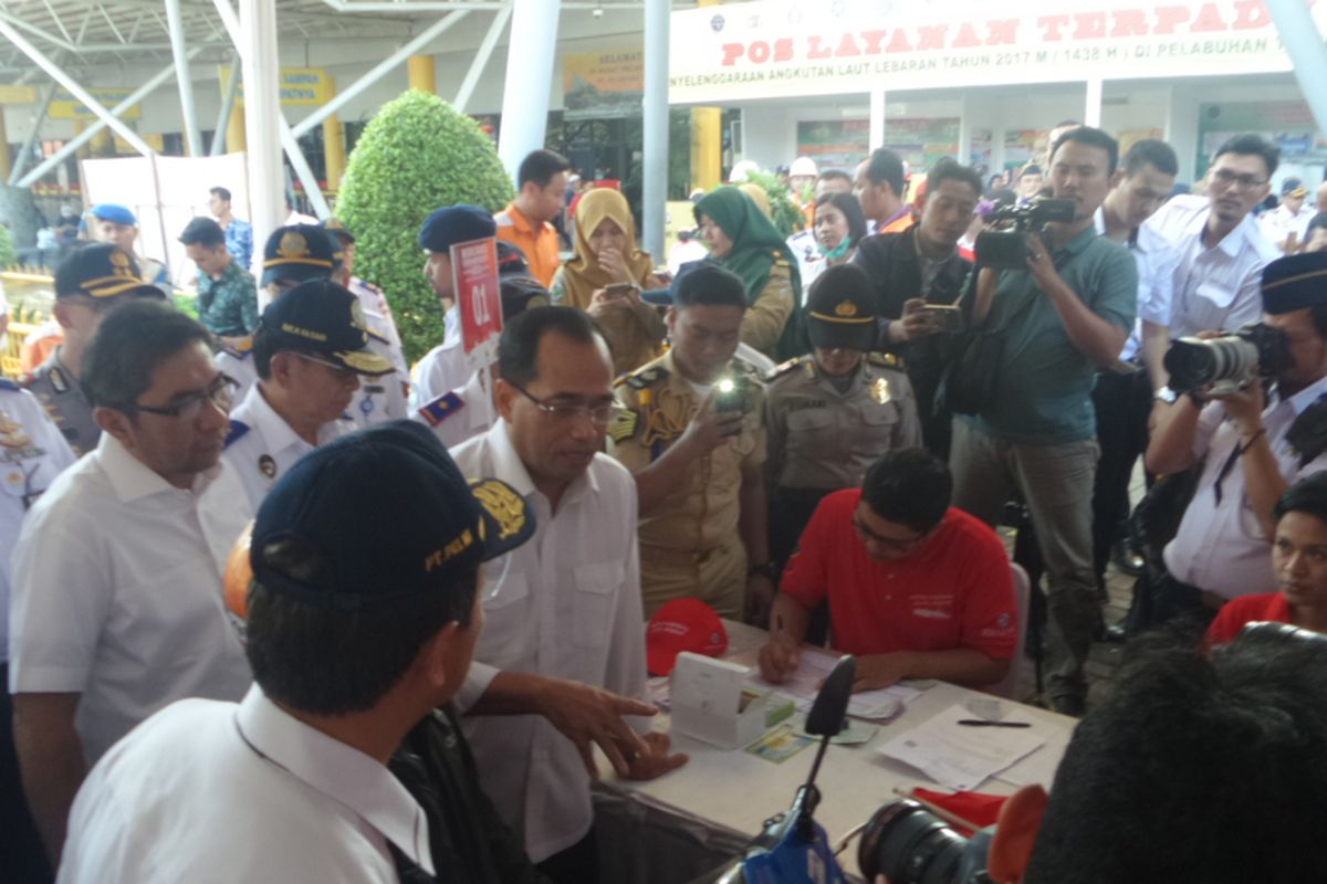 Menhub Budi Karya Sumadi saat mengecek persiapan mudik gratis di Pelabuhan Tanjung Priok, Jakarta Utara, Rabu (21/6/2017)