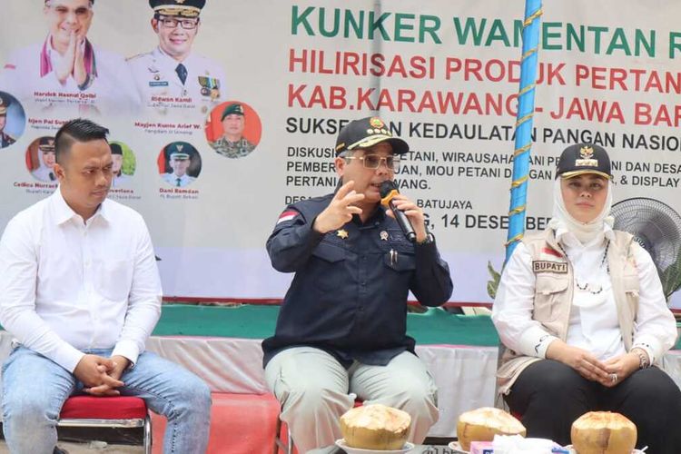 Wakil Menteri Pertanian RI Harvick Hasnul Qolbi (tengah) dan Bupati Karawang Cellica Nurrachadiana (kanan) saat tanya jawab dengan petani di Batujaya, Karawang, Jawa Barat, Rabu (14/12/2022).