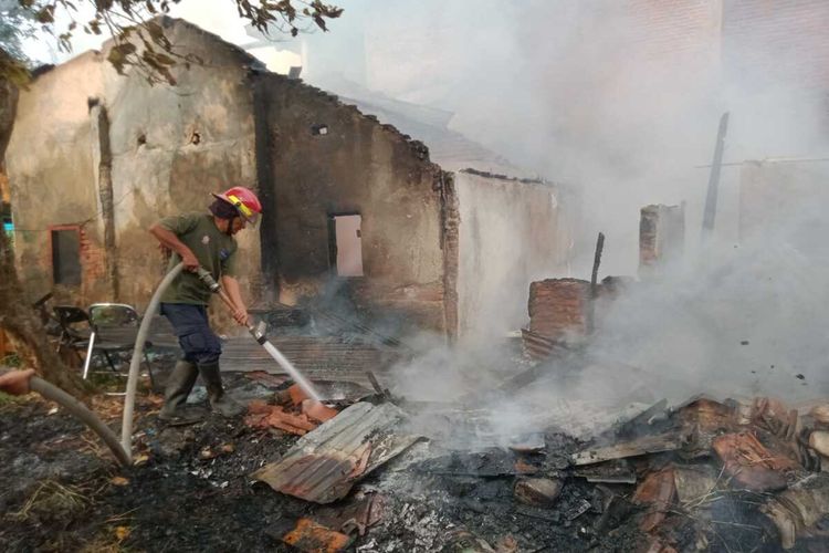 Petugas pemadam kebakaran Kabupaten Pemalang sedang menjinakkan api di ruang kelas dan kantin SMK Kesehatan