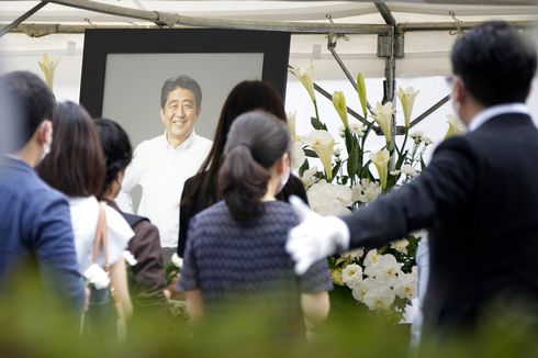 Duka Kepergian Shinzo Abe dan Ancaman terhadap Demokrasi