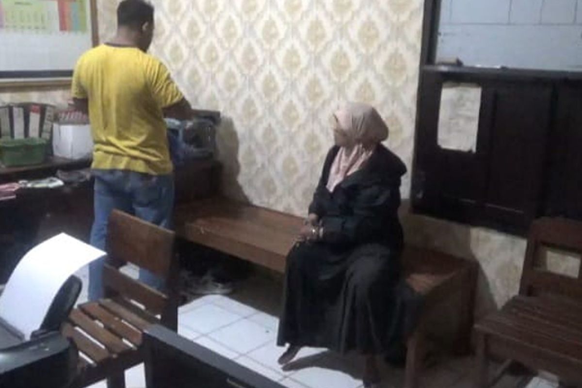 Sosok perempuan yang diduga mencuri motor milik Rif’an (39), warga Kauman, Kecamatan Mojoagung, Kabupaten Jombang, Jawa Timur, diamankan Mapolsek Mojoagung, Selasa (2/7/2024) dini hari.