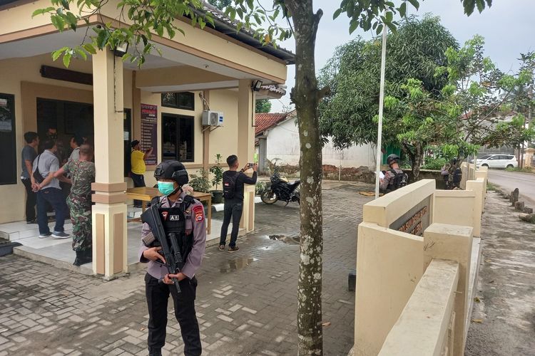 Unit Jibom Detasemen Gegana Satbrimob Polda Banten melakukan evakuasi dua granat yang ditemukan di dapur rumah warga di Cimarga, Kabupaten Lebak, Rabu (8/6/2022).