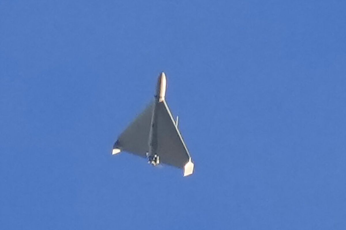 Sebuah drone terlihat di langit beberapa detik sebelum menembaki gedung-gedung di Kyiv, Ukraina, Senin, 17 Oktober 2022.