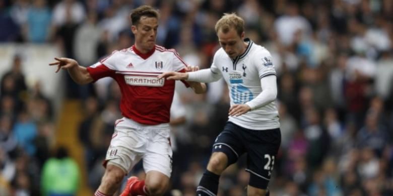 Gelandang Tottenham Hotspur, Christian Eriksen (kanan), berebut bola dengan gelandang Fulham, Scott Parker (kiri), pada laga Premier League di Stadion White Hart Lane, London, Sabtu (19/4/2014).