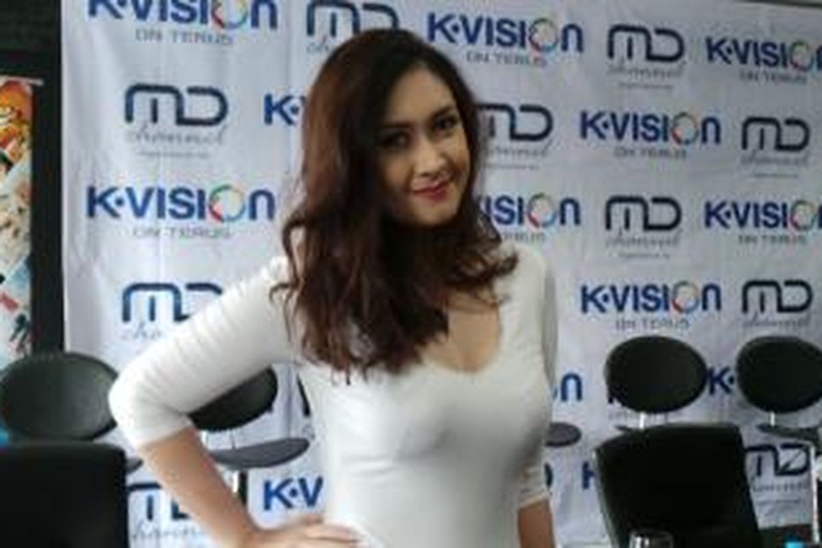 Nafa Urbach usai diwawancara di Gedung MD Entertainment, Kuningan, Jakarta Selatan, Selasa (11/11/2014)