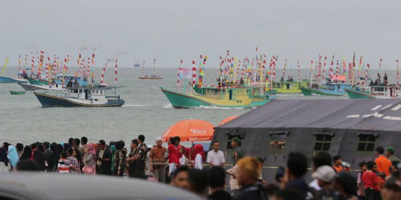 Berderet kapal hias nelayan di tepi Pantai Pagatan turut merayakan pesta Mappenretasi masyarakat nelayan Bugis yang ada di Desa Pagatan, Kecamatan Husan Hilir, Kabupaten Tanah Bumbu, Kalimantan Selatan, Minggu (7/5/2017).