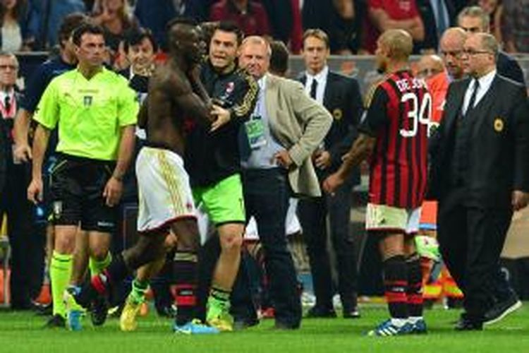 Striker AC Milan, Mario Balotelli (2 dari kiri) bereaksi setelah mendapat kartu merah di akhir laga Serie-A melawan Napoli di San Siro, Minggu (22/9/2013.