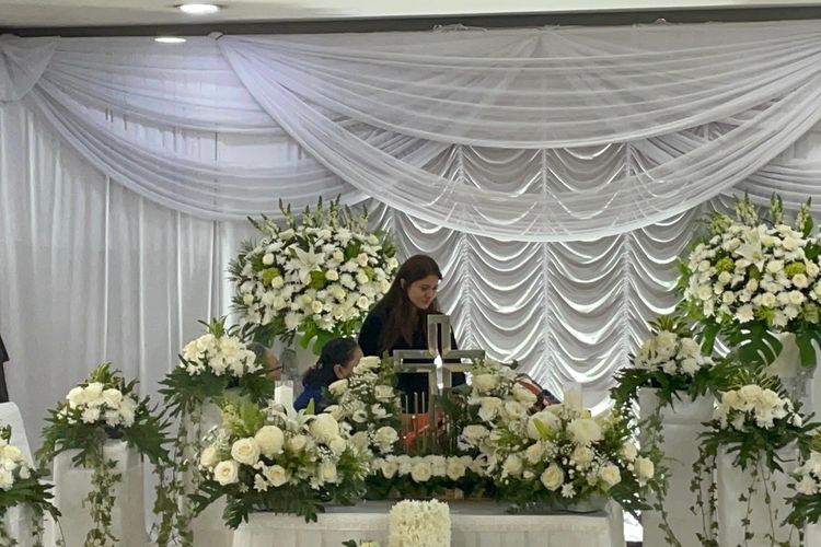 Tangis Marsha Aruan di Hadapan Peti Sang Ibunda