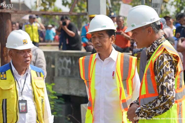  Presiden Joko Widodo bersama Gubernur Jawa Tengah Ganjar Pranowo serta Menteri Pekerjaan Umum dan Perumahan Rakyat Basuki Hadimuljono meninjau perbaikan jalan Surakarta-Gemolong-Purwodadi di Jawa Tengah, Minggu (23/7/2023).