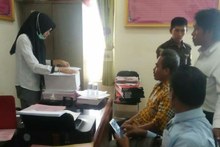 Kejaksaan Negeri Bima, Nusa Tenggara Barat (NTB) menahan dua tersangka lantaran menggelapkan dana bantuan operasional sekolah (BOS).