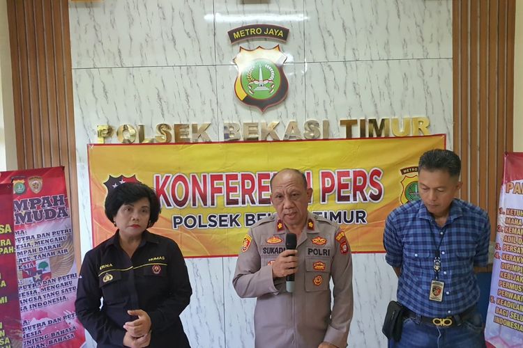 Kapolsek Bekasi Timur Kompol Sukadi (tengah) saat konferensi pers terkait kasus penganiayaan di Mapolsek Bekasi Timur, Kamis (25/5/2023).