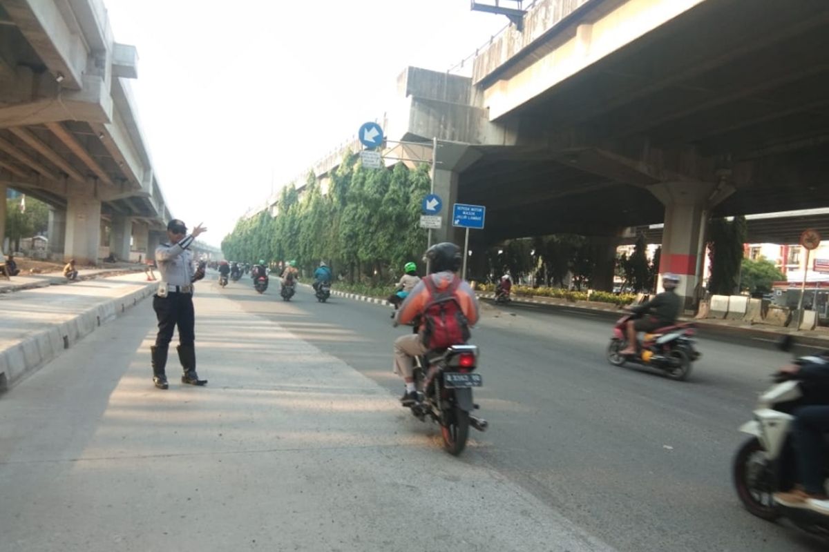 Suasana Jalan DI Panjaitan, Jakarta Timur saat penerapan ganjil genap, Selasa (10/9/2019).