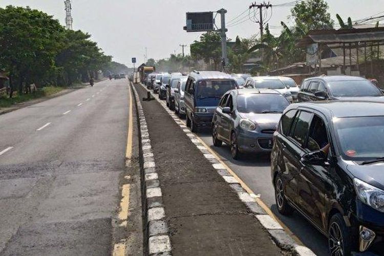 Arus lalu lintas di Jalur Pantura Indramayu mengalami kepadatan kendaraan pada H-2 Lebaran 2023, Kamis (20/4/2023) sore ini. 
