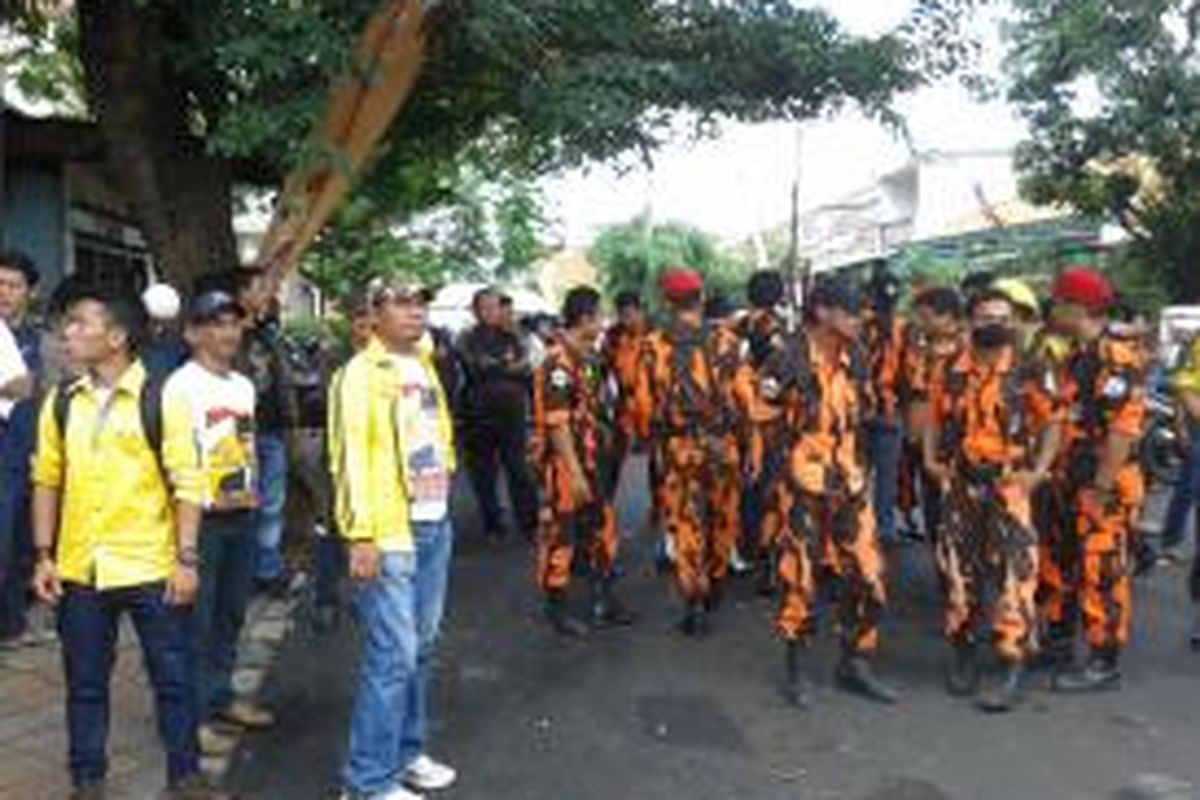 Puluhan orang yang merupakan massa pendukung Abdul Syukur-Hilmi Fuad yang merupakan pihak pro wali kota Wahidin Halim, saat melakukan aksi unjuk rasa di depan kantor KPUD Kota Tangerang, Jumat (26/7/2013). Massa yang datang gabungan dari Genpas (Gerakan Pendukung Abdul Syukur), Satgas Partai Golkar dan Pemuda Pancasila