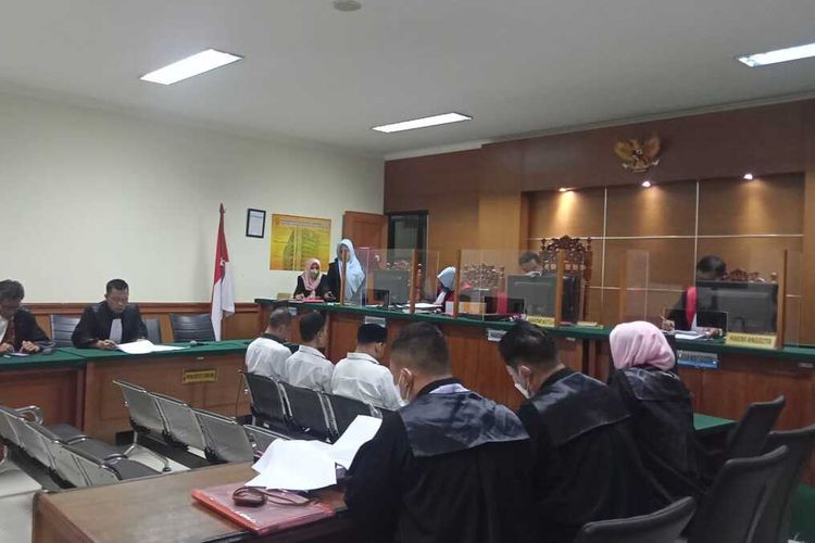 Tiga terdakwa kasus Pungli Pasar Padarincang, Kabupaten Serang, Banten hadir disiang perdana dengan agenda pembacaan dakwaan oleh JPU di Pengadilan Tipikor Serang. Ketiganya dinilai telah makukan Pungli pedagang senilai Rp 664 juta.
