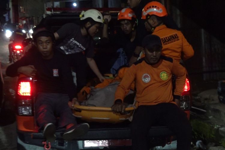 Pria berinisial RI yang dibawa petugas Basarnas usai dievakuasi dari atas tower jaringan telekomunikasi di Jalan Sahabat V, Kecamatan Tamalanrea, Kota Makassar, Sulsel, Selasa (26/3/2024).