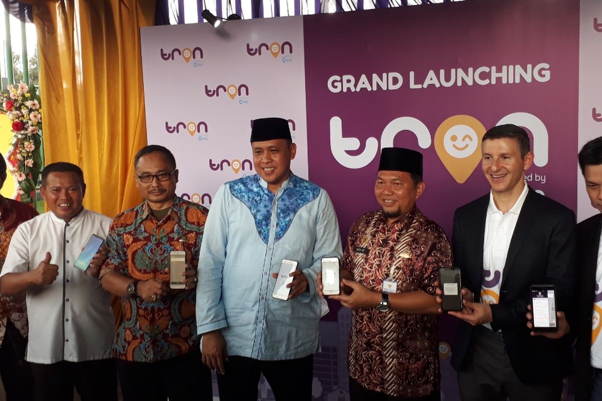 Wakil Wali Kota Bekasi, Tri Adhianto, bersama CEO TRON David Santoso beserta jajaran saat grand launching aplikasi TRON di area Stadion Patriot Candrabhaga, Kota Bekasi, Jumat (3/5/2019).