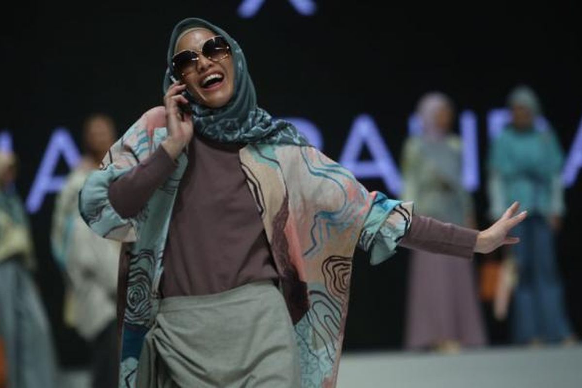 Koleksi Ria Miranda dengan tema principia, dalam Indonesia Fashion Week (IFW) 2017, di Jakarta, Sabtu (4/2/2017).