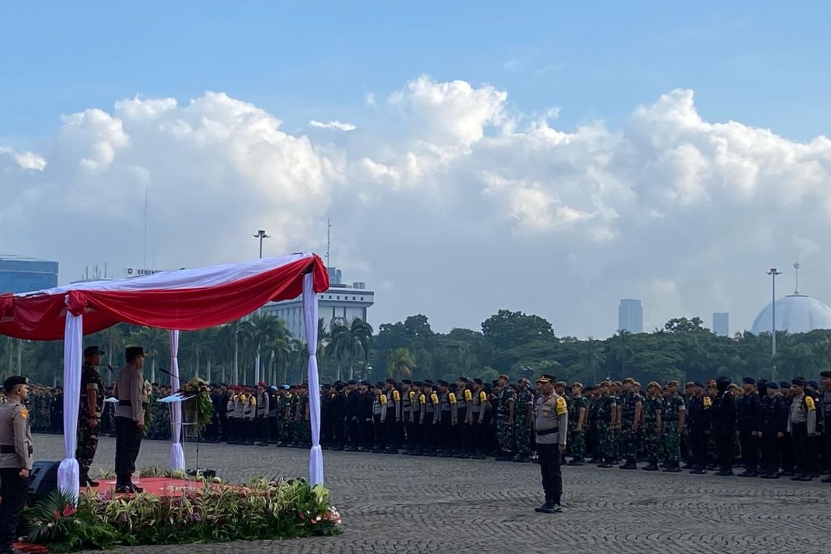 Kapolda Metro Jaya memimpin Apel Pergeseran Pasukan di Lapangan Silang Monas, Jakarta Pusat, Selasa (13/2/2024).  