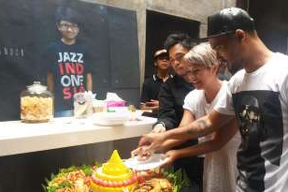 Sejumlah musisi Indonesia memotong tumpeng untuk merayakan prestasi dan penampilan Joey Alexander di Grammy Awards 2016, Selasa (16/2/2016).