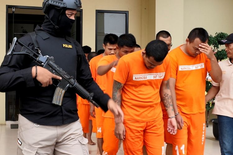 Petugas saat menghadirkan 13 pelaku pengedar narkoba dalam rilis pengungkapan kasus narkoba di Mapolresta Bogor Kota, Jumat (6/12/2019).