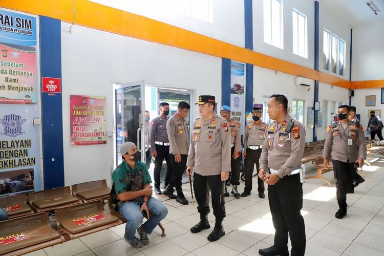 Kapolda Riau Irjen Muhammad Iqbal saat melakukan sidak di tempat pembuatan SIM di RSDC Pekanbaru, Riau, Jumat (28/10/2022).
