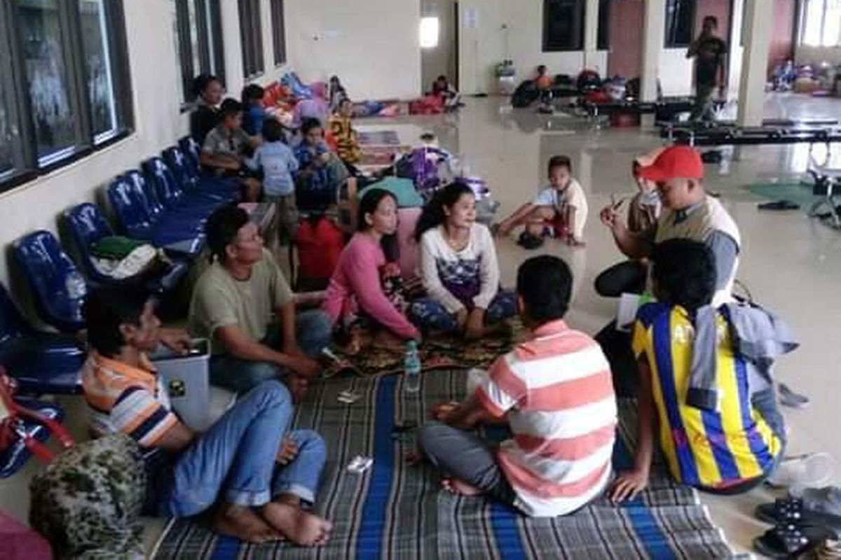 Penumpang di Pelabuhan Kalianget Sumenep, Senin (8/7/2024)