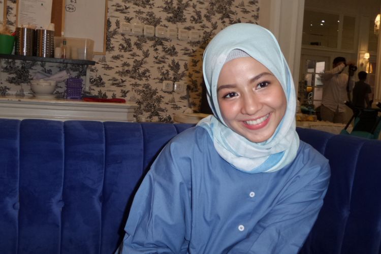 Natasha Rizki berpose di Harlequin Bistro Kemang, Jakarta Selatan, Selasa (14/11/2017).