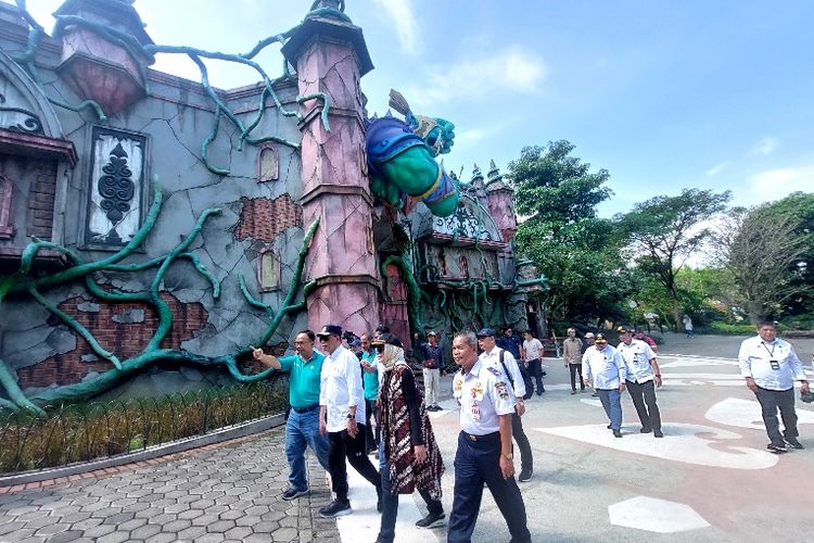 Menteri Perhubungan Budi Karya Sumadi melihat aneka wahana permainan di Saloka Theme Park, Minggu (16/6/2024).