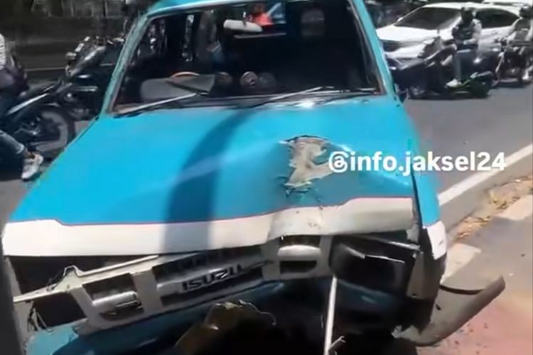 Angkot 129 Ringsek Tabrak Tiang PJU di Jaksel, Polisi Ungkap soal Dugaan Sopir Mabuk