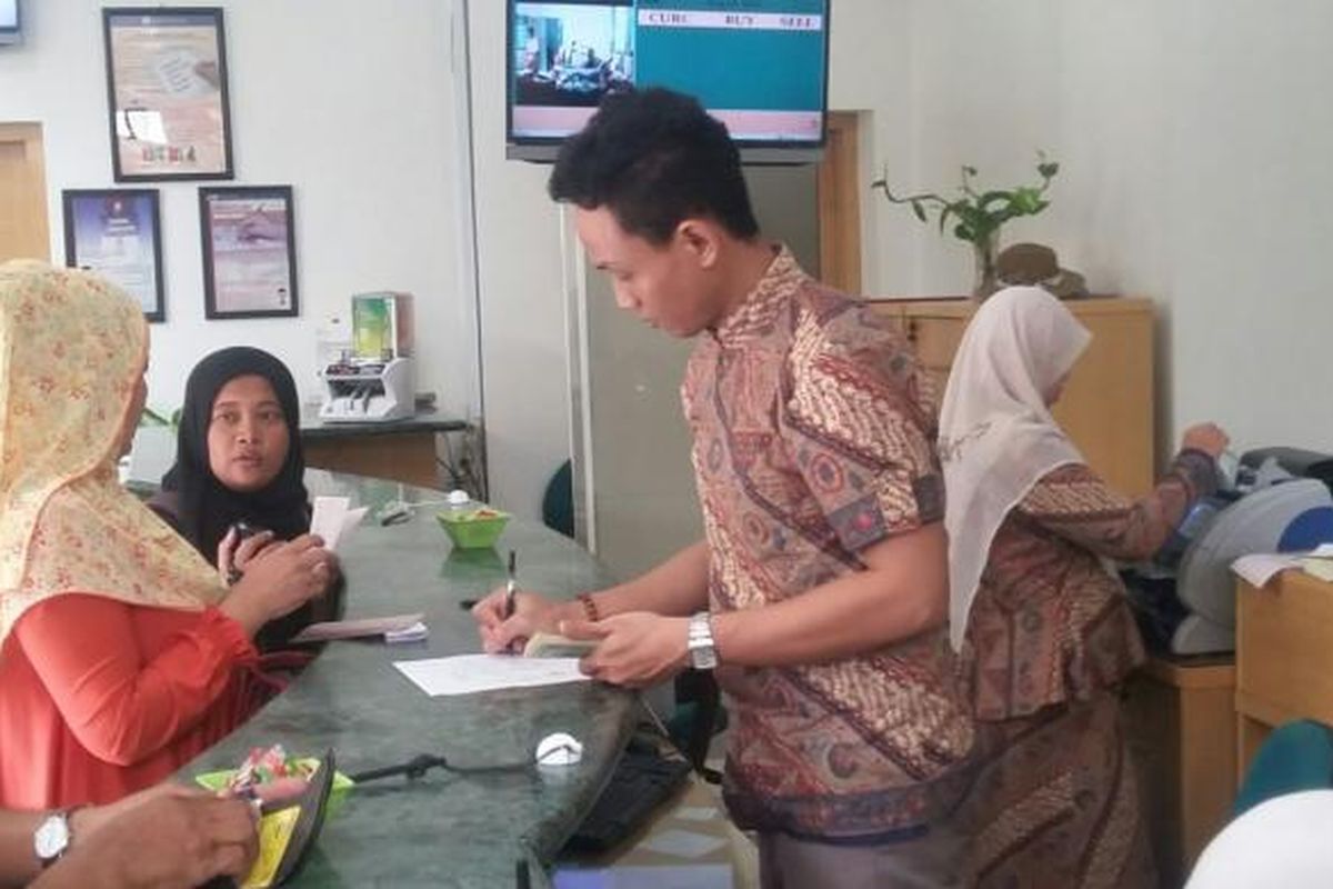 Beberapa warga saat menukar Dollar yang mereka miliki di Money Changer