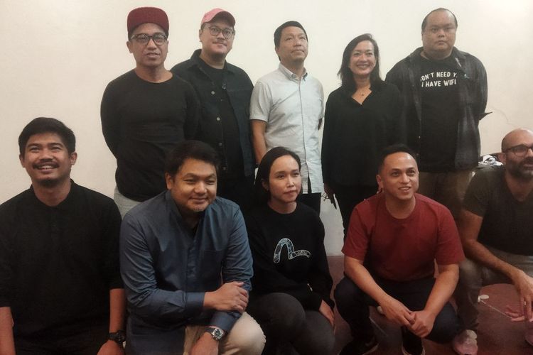 Para anggota APMI usai menggelar konser di kawasan Blok M, Jakarta Selatan pada Kamis (3/11/2022). 