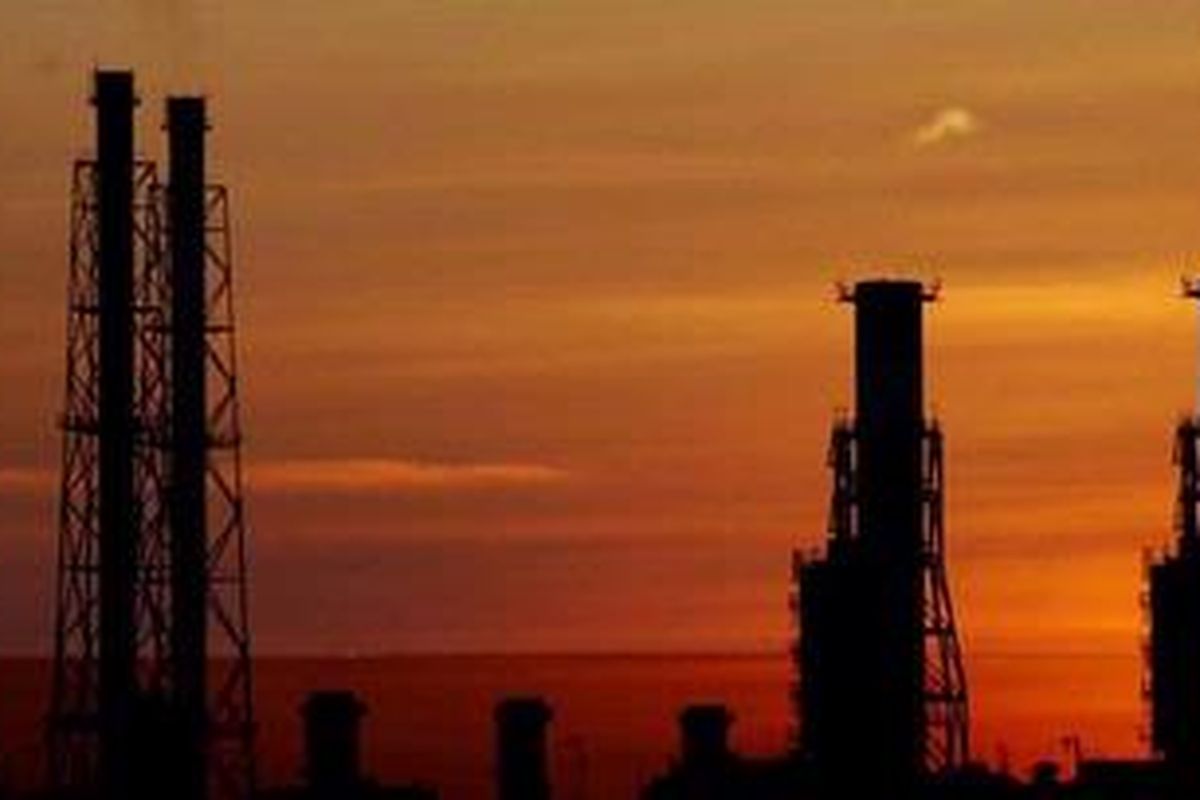 Cerobong asap menghiasi senja di kawasan pesisir, Penjaringan, Jakarta Utara, Senin (11/10/2010). Selain emisi gas buang kendaraan bermotor, sektor industri juga memiliki andil dalam pencemaran udara dan pemanasan global. 