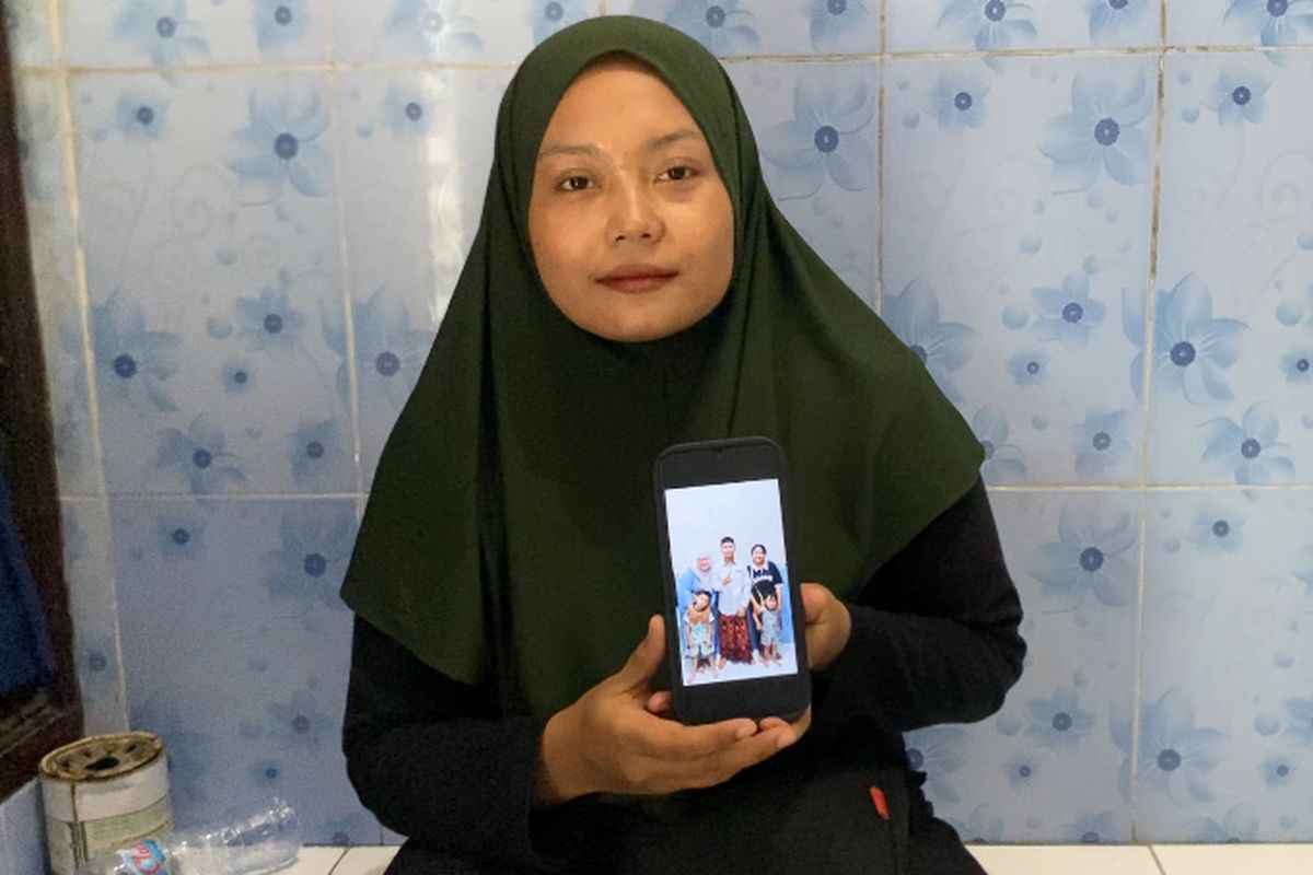 Keluarga korban meninggal tragedi Ponpes Al Khoziny, Novita Tri Endah, Selasa (7/10/2025).