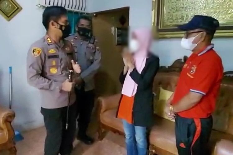 Kapolres Luwu Timur AKBP Silvester Mangombo Marusaha Simamora mendatangi kediaman RS, pelapor kasus dugaan pemerkosaan 3 anak di Luwu Timur, Sulawesi Selatan, Sabtu (9/10/2021). 