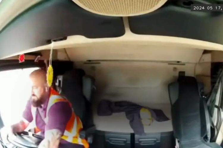 Neil Platt, sopir truk yang mengendarai sambil melihat konten pornografi menyebabkan kecelakaan fatal.